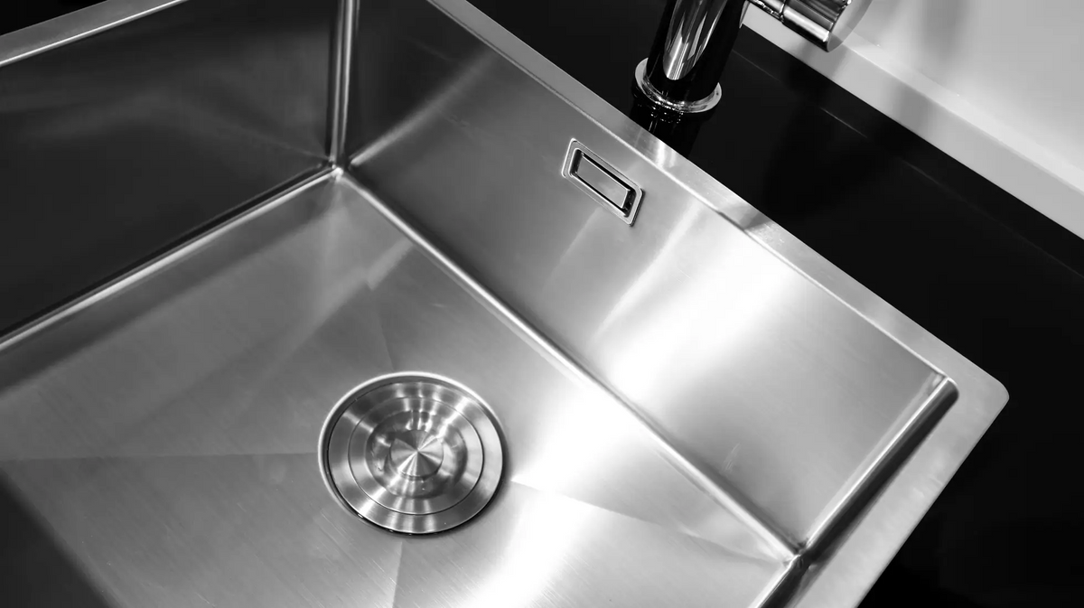 Sauberes Waschbecken aus Edelstahl