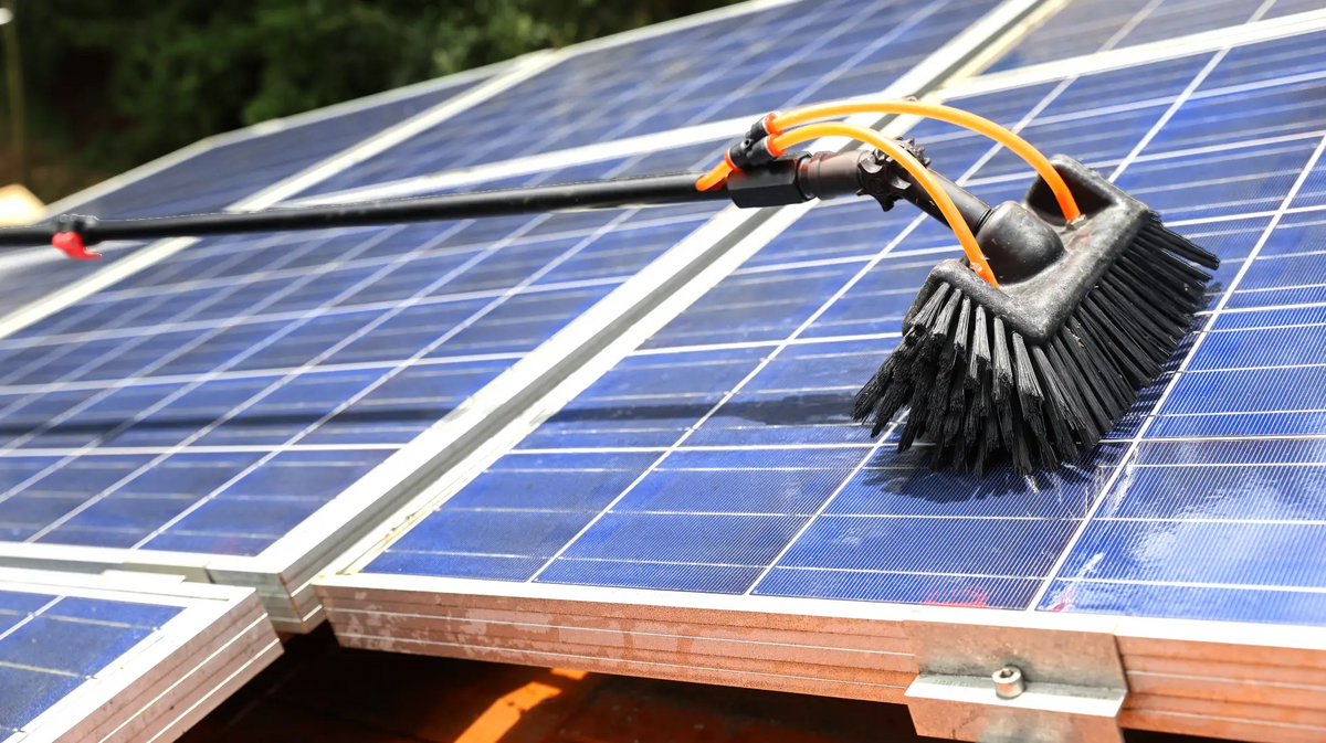 Solarreinigung und PV-Reinigung durch Teleskopstangen und Reinwasser