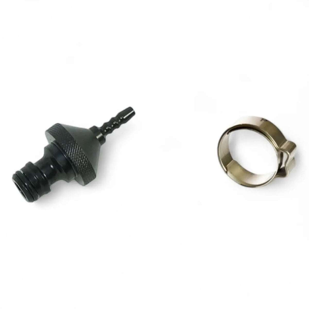 Schwarzer kunststoff-anschlussadapter mit strukturierter grifffläche und messingfarbener metallklemme für teleskopstangenschläuche von gardiner