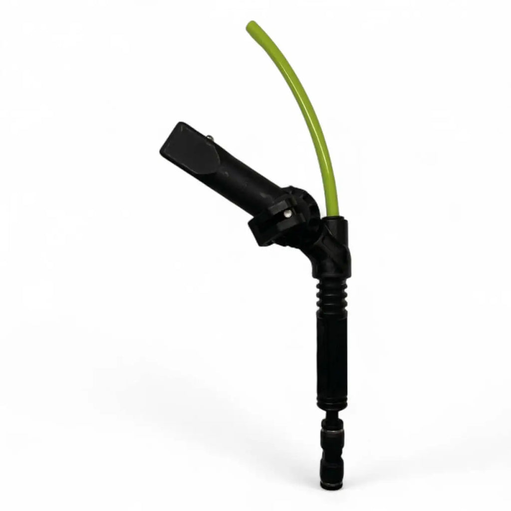 Schwarze kunststoff-spritzpistole gardiner knickwinkel standard mit gebogenem limettengrünem schlauch oben angebracht