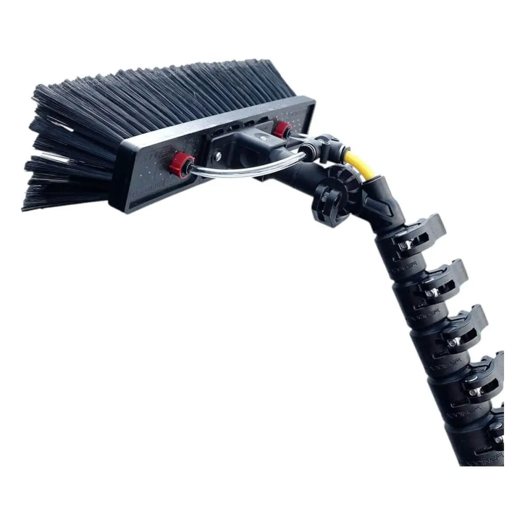 Black borstenbürste mit flexiblem, segmentiertem griff und roten einstellknöpfen für gardiner slx 30 carbon teleskopstange
