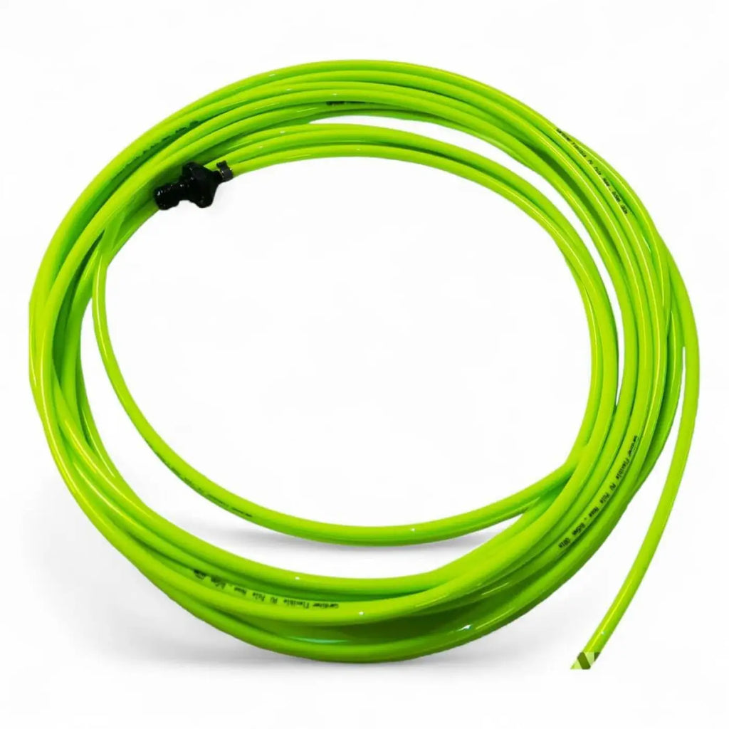 Hellgrüner neonfarbener spiralförmiger gartenschlauch mit schwarzem anschluss am gardiner ultimate 46 14,02 meter kevlar carbon profi teleskopstange