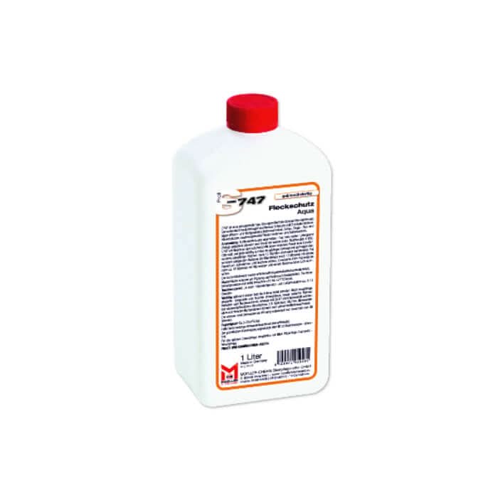 Weiße plastikflasche mit rotem verschluss und orangefarbenem etikett fleckenhaus aqua von miele fleckschutz aqua 1l