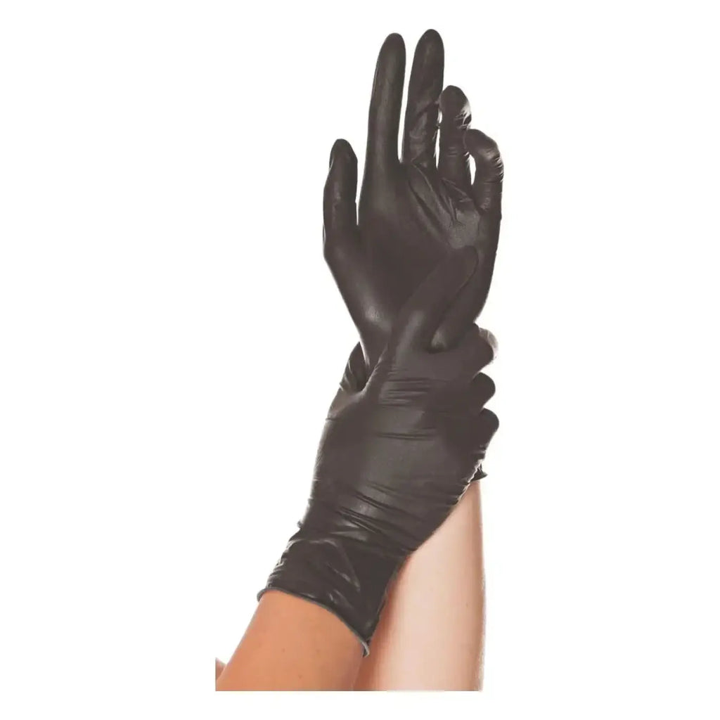 Schwarze hygienische latex-handschuhe diablo mit glänzendem finish, getragen an den händen in pose, 100 stück