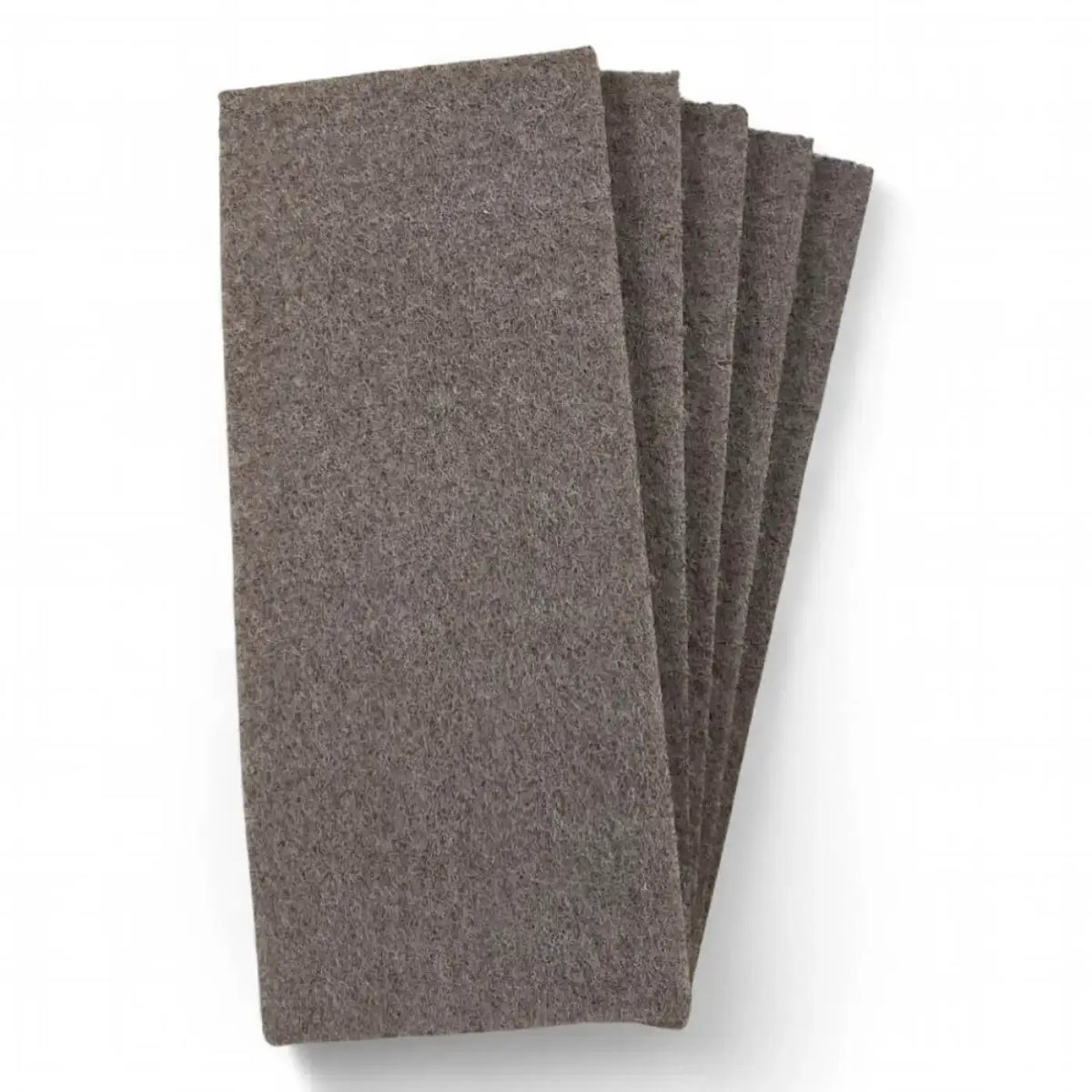 Set aus fünf dunkelgrauen scheuerpads mit texturierter faseroberfläche für maykker walnuss einwascher bezug