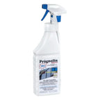 Weiße plastik-sprühflasche mit blauem abzug und prägnolin mineral etikett zur fensterreinigung