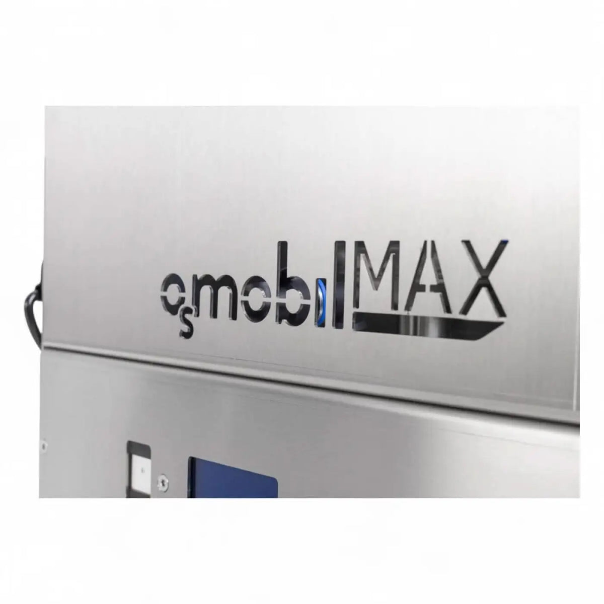 Silbernes metallisches industriemaschine mit qmobimax logo schwarz ausgeschnitten im osmobil max membranelement
