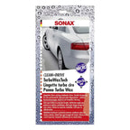 Silberner audi auf der verpackung des sonax clean + drive turbowaxtuchs 40x50cm zur kraftvollen fahrzeugreinigung