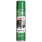 Grüner sonax cockpitpfleger 400ml aerosol mit silberner metallbasis und apfelfrischer duft für autoinnenreinigung