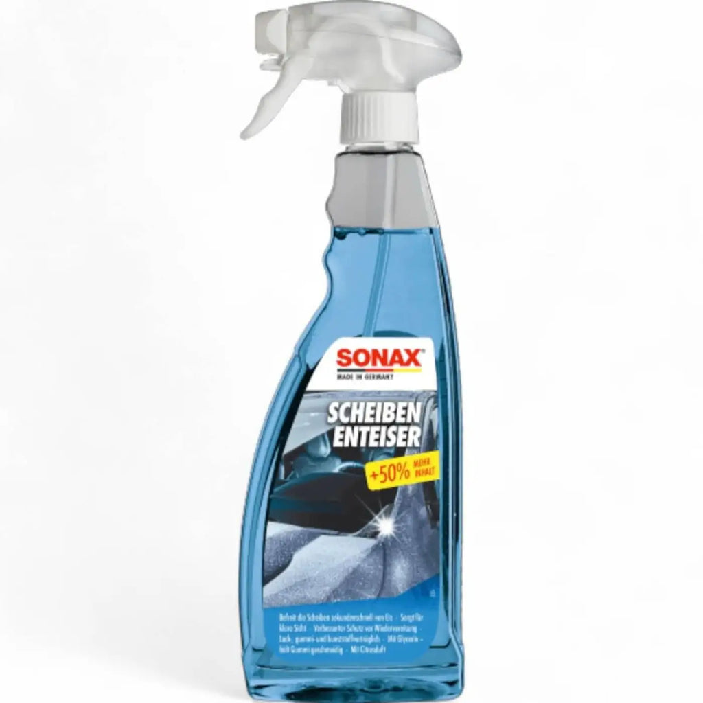 Blauer transparenter sprayflasche von sonax scheibenenteiser zum enteisen der windschutzscheibe
