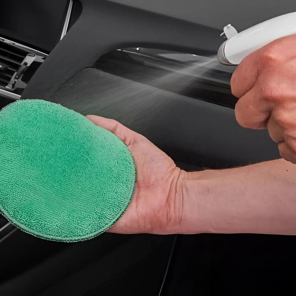 Grüner runder mikrofaser-autopflegepad für sonax xtreme cockpitreiniger matteffect zur matten oberflächenreinigung