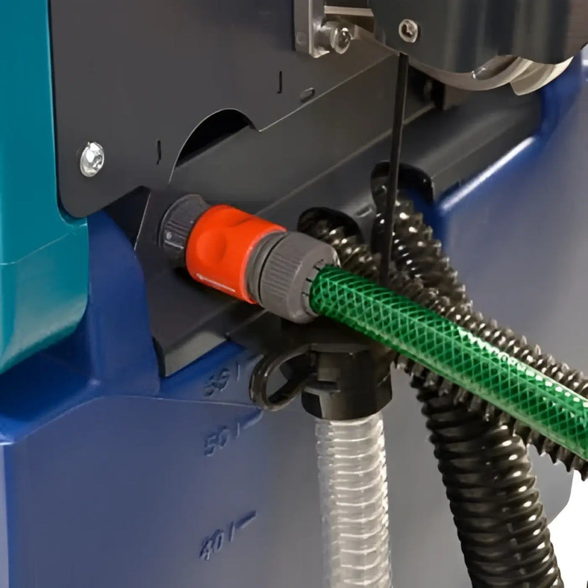 Wetrok duomatic endurer 60 standard gartenschlauchverbinder in orange und grau an grünem strukturiertem schlauch